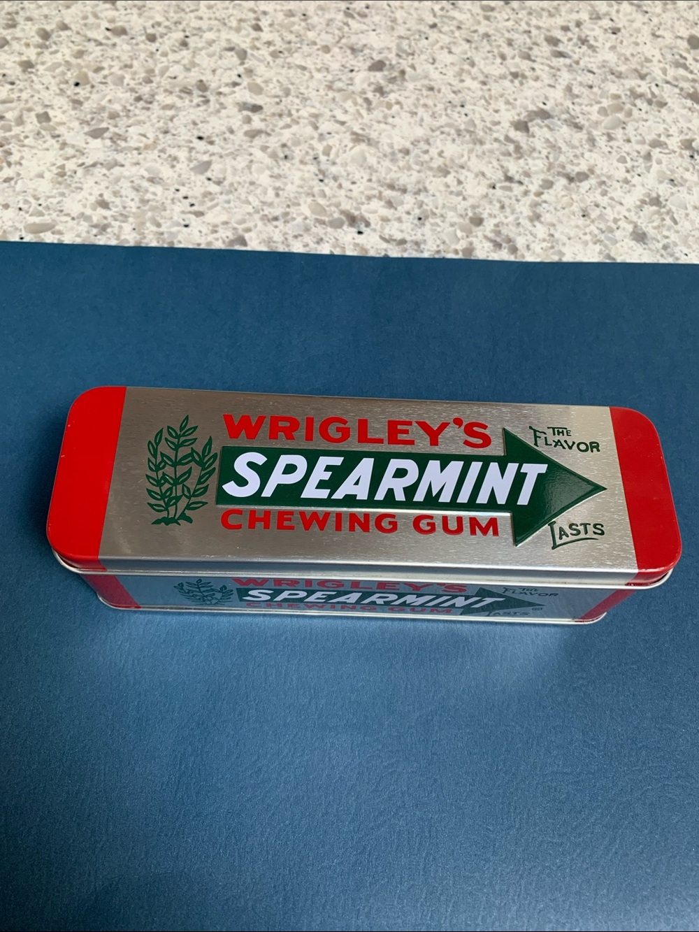 Collectibles Wrigley's Spearmint Chewing Gum Vintage Metal Tin.Pre-Owned. 7x2x2.